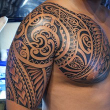 tatouage polynésien épaule torse