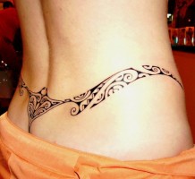 tatouage polynésien femme bas du dos