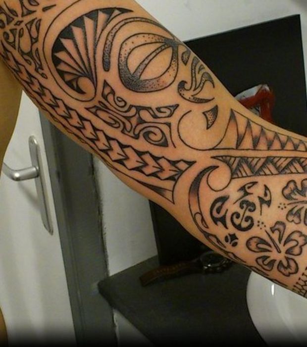 tatouage polynésien femme bras