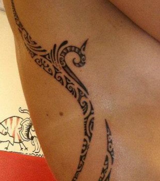 tatouage polynésien femme cote