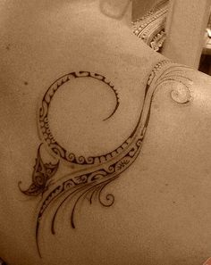 tatouage polynésien femme épaule