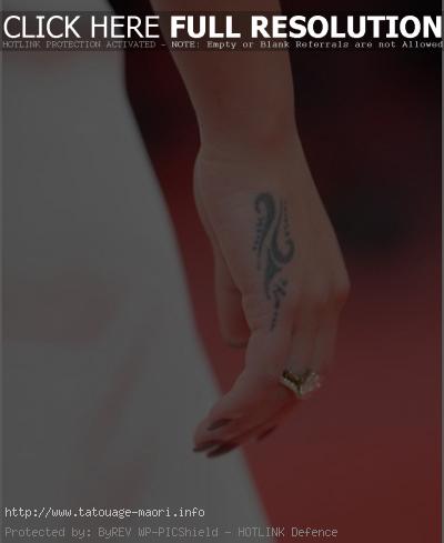 tatouage polynésien femme main