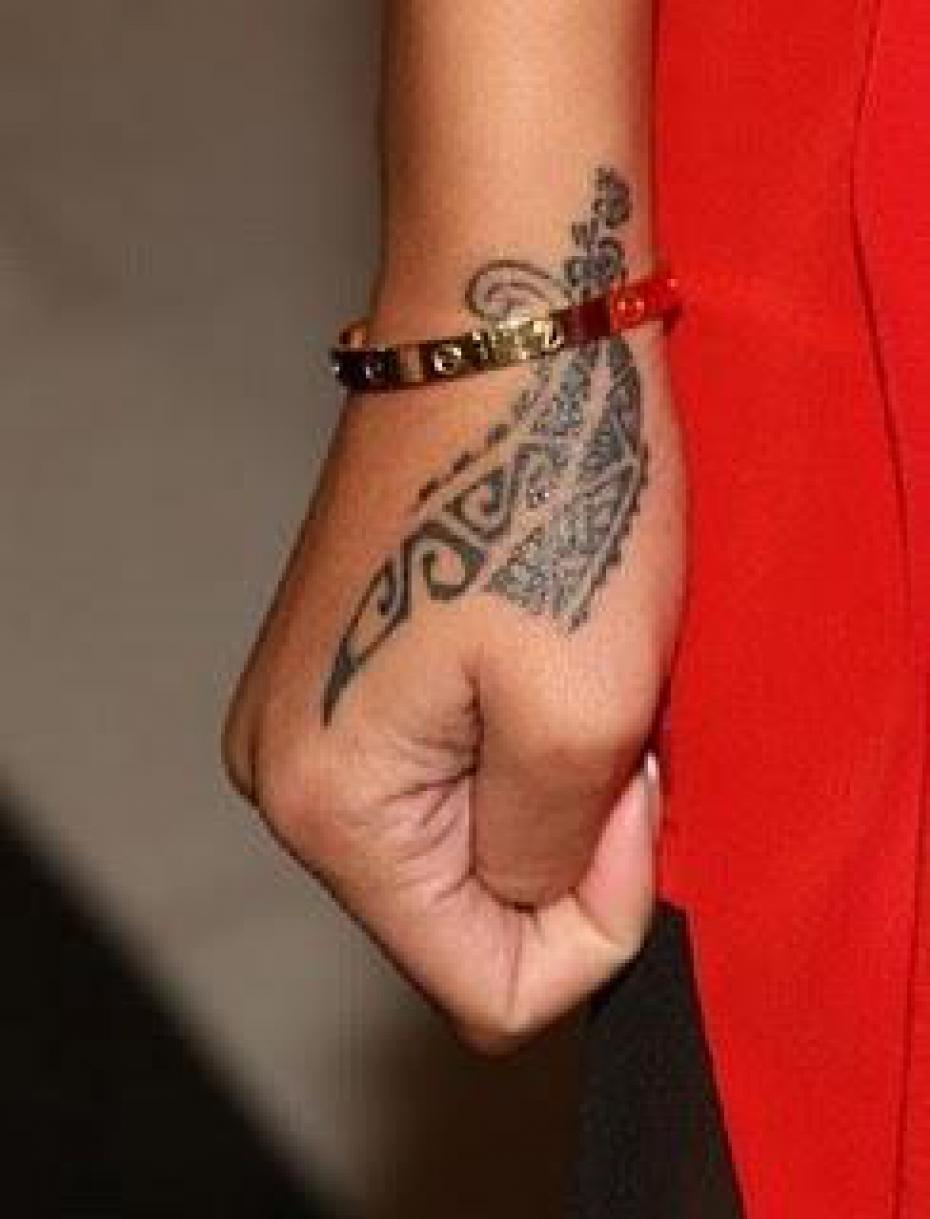 tatouage polynésien femme main