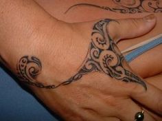 tatouage polynésien femme main