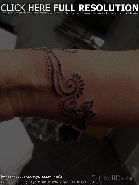 tatouage polynésien femme main