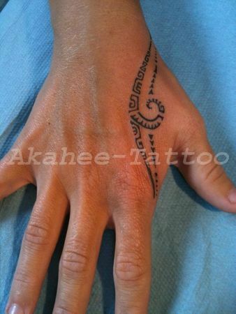 tatouage polynésien femme main