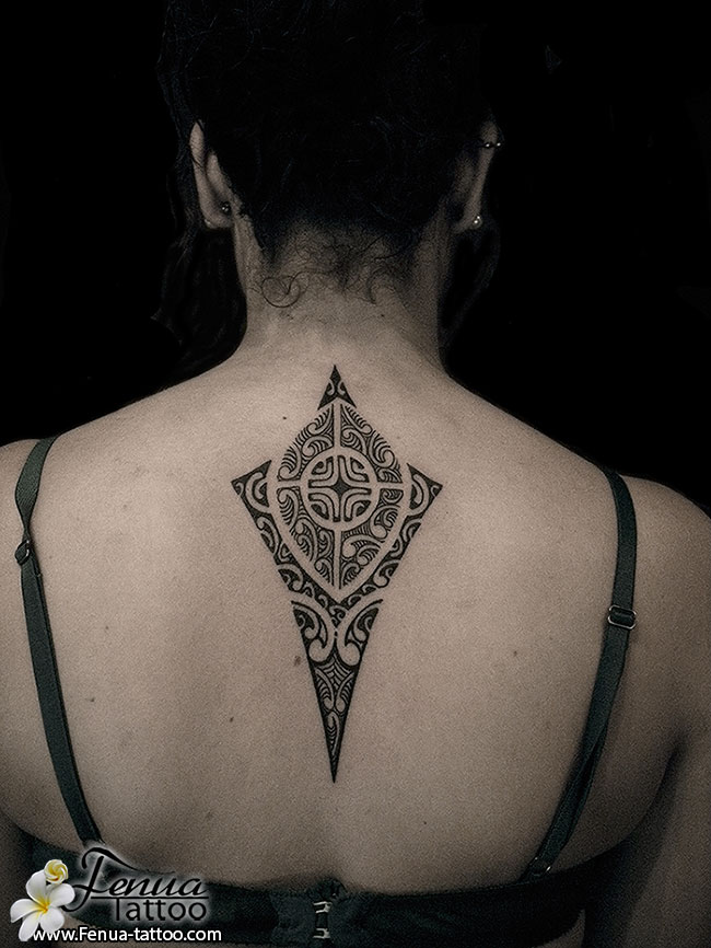 Tatouage polynésien haut dos femme