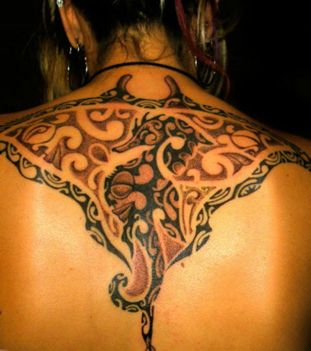 tatouage polynésien haut dos femme