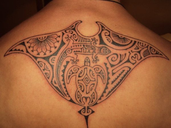 tatouage polynésien haut dos femme