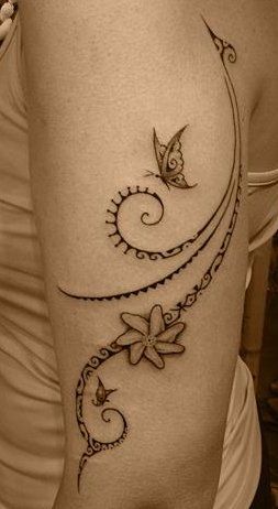 tatouage polynésien haut dos femme