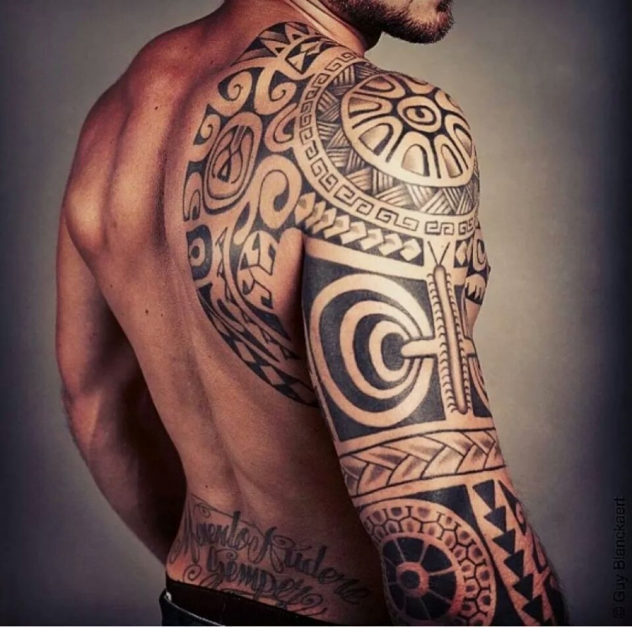tatouage polynésien homme bras