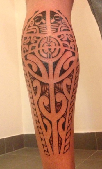 tatouage polynésien mollet