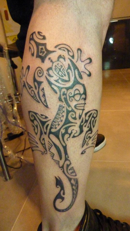 tatouage polynésien mollet homme