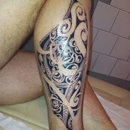 tatouage polynésien mollet homme