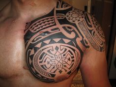tatouage polynésien pectoraux épaule