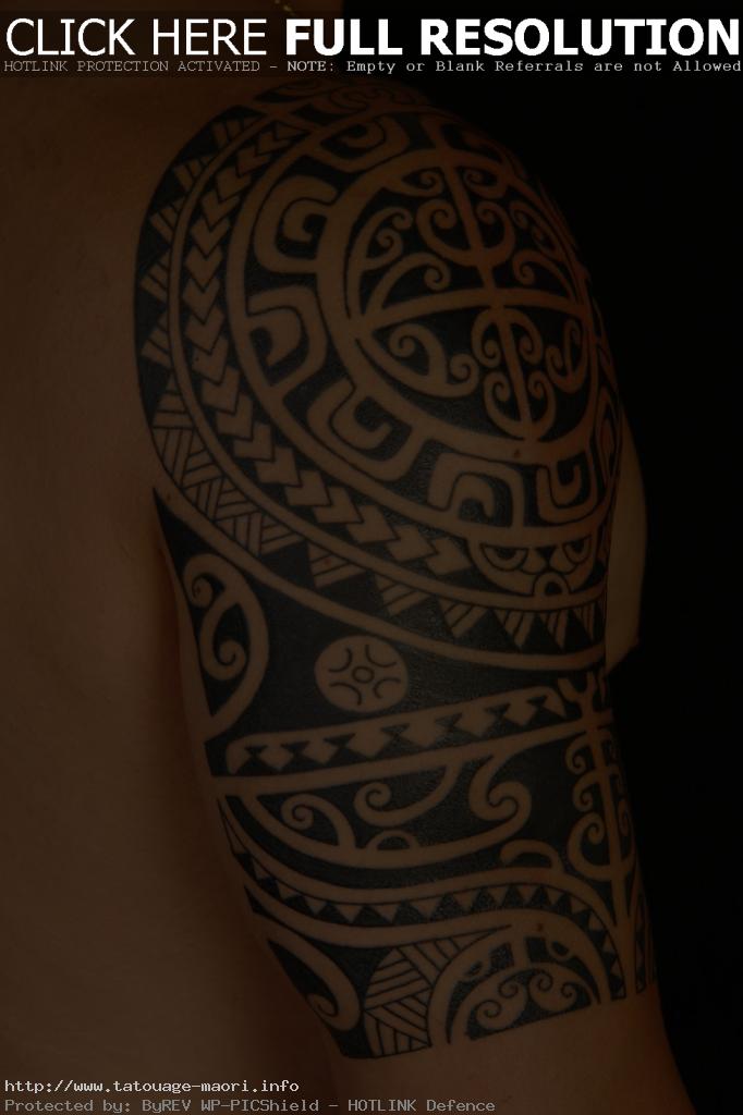 tatouage polynésien pectoraux épaule
