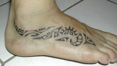 tatouage polynésien pied homme
