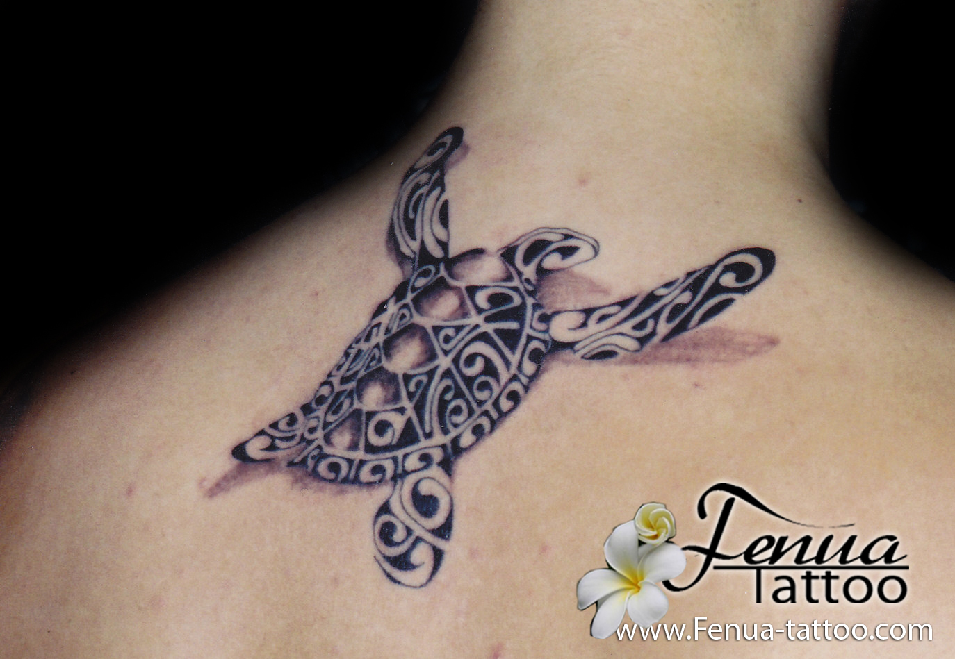 tatouage polynésien tortue hibiscus