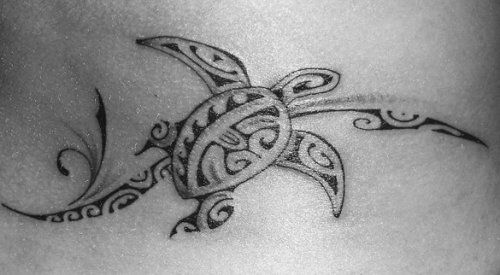 tatouage polynésien tortue hibiscus