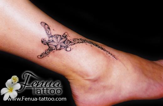 tatouage polynésien tortue pied
