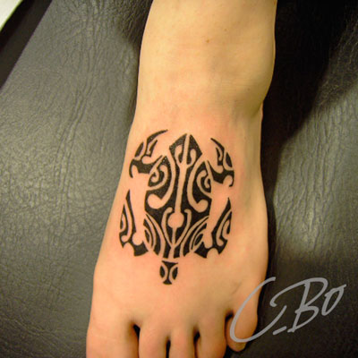 tatouage polynésien tortue pied
