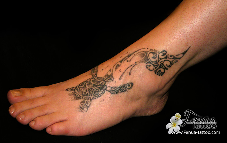 tatouage polynésien tortue pied