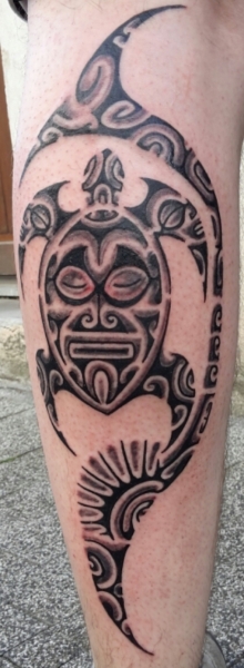 tatouage polynésien tortue tiki