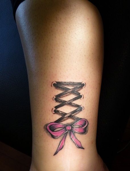 tatouage porte jarretelle noeud