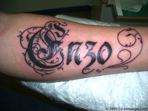 tatouage prenom ecriture gothique