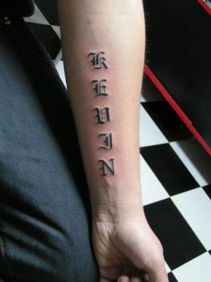 tatouage prenom kevin avant bras