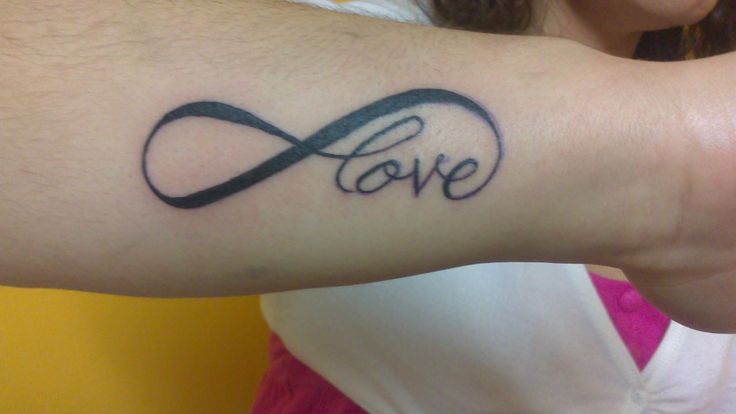 tatouage prenom kevin avant bras