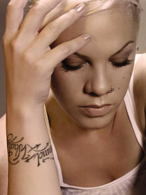tatouage rihanna ange