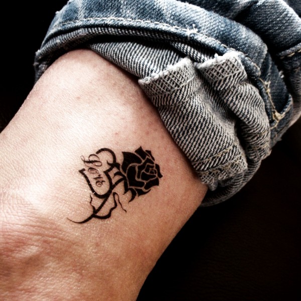 tatouage rose discret