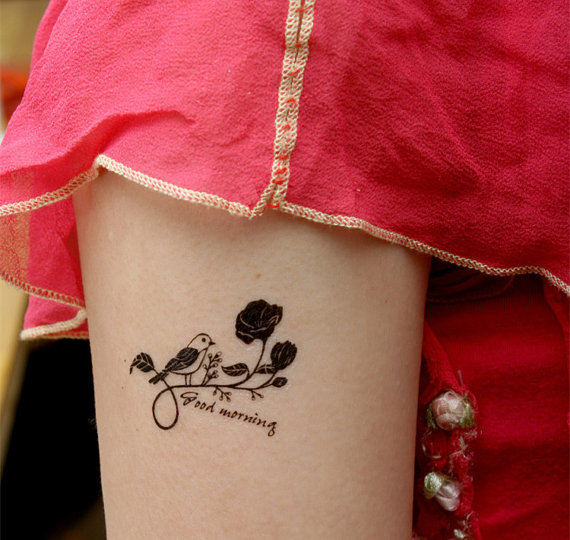 tatouage rose oiseau