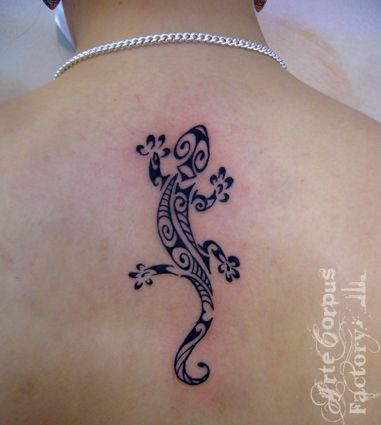 tatouage salamandre omoplate