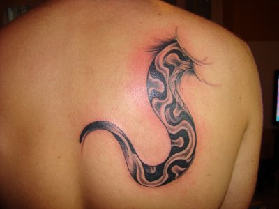 Tatouage serpent omoplate