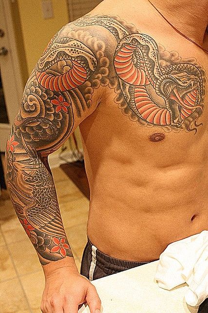 tatouage serpent pectoraux