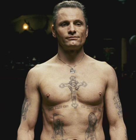 Tatouage sous les pectoraux