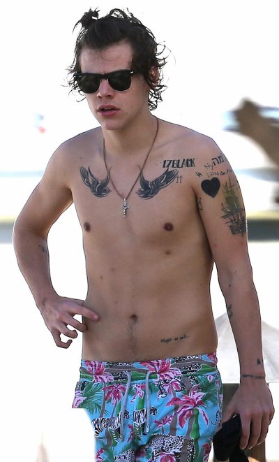tatouage sous les pectoraux
