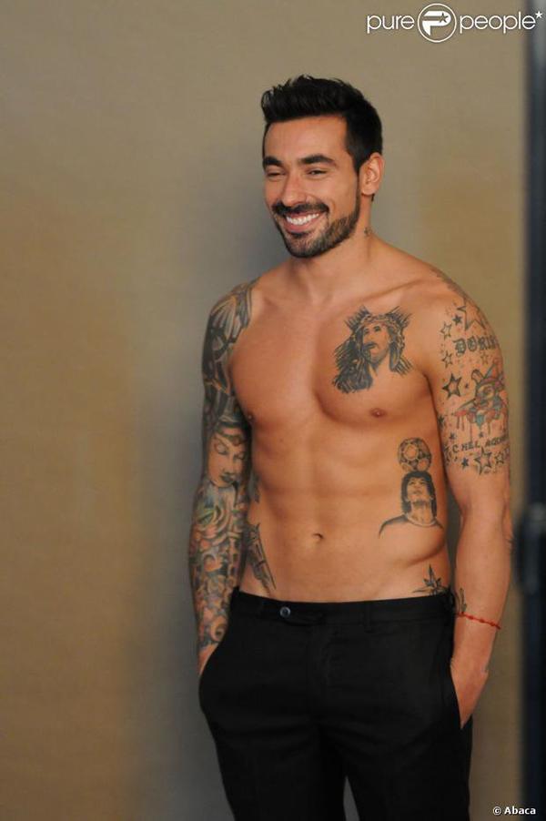 tatouage sous pectoral