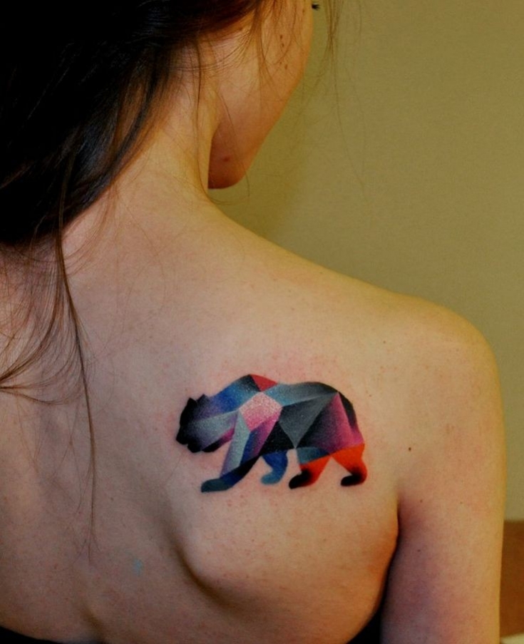 tatouage sur l'omoplate