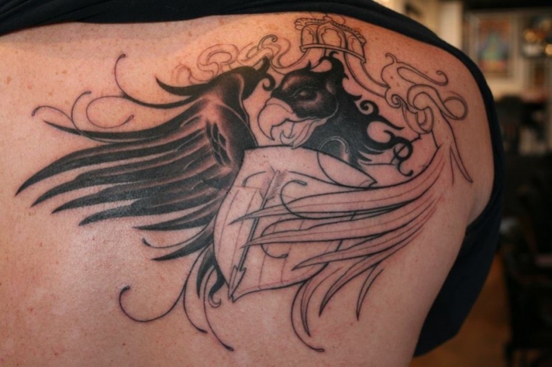 tatouage sur l'omoplate