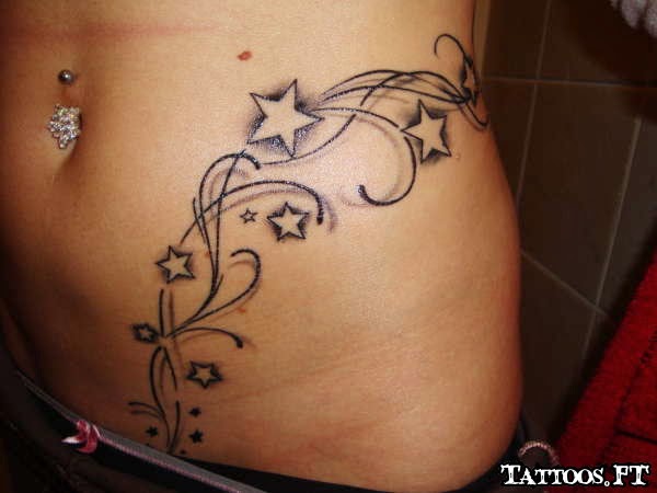 tatouage sur le ventre femme