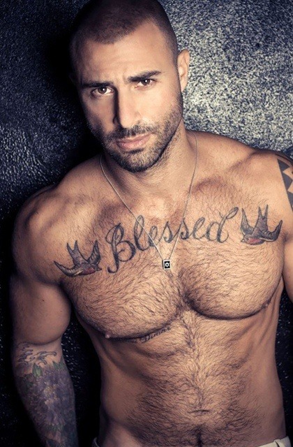 tatouage sur les pectoraux