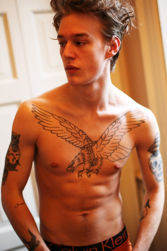 Tatouage sur pectoraux ecriture