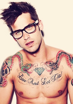 tatouage sur pectoraux ecriture