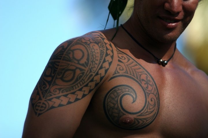 tatouage tahitien pectoraux