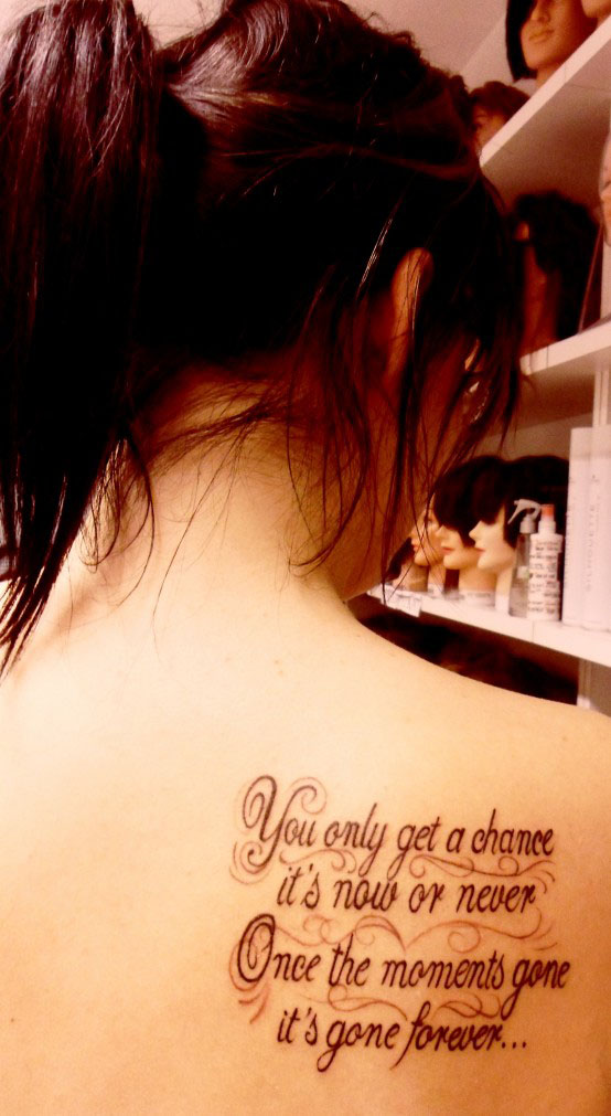 tatouage texte omoplate