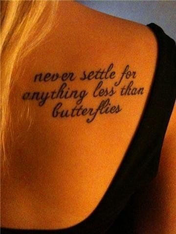 tatouage texte omoplate