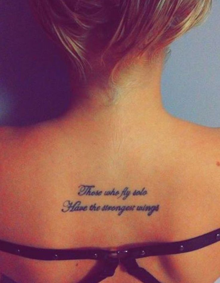 tatouage texte omoplate